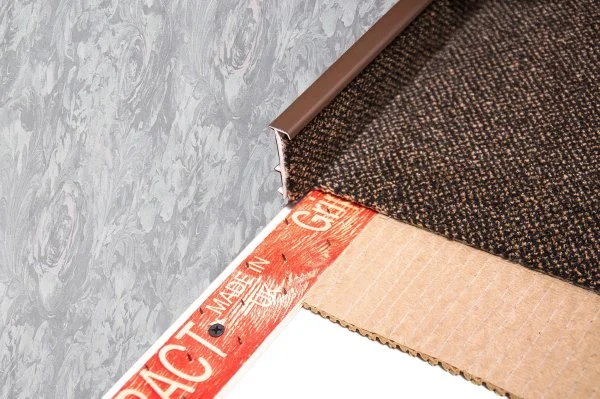 Плинтус для ковролина Korner Listwa 105 Темно-коричневый 2,5м (50мм) в Новокузнецке